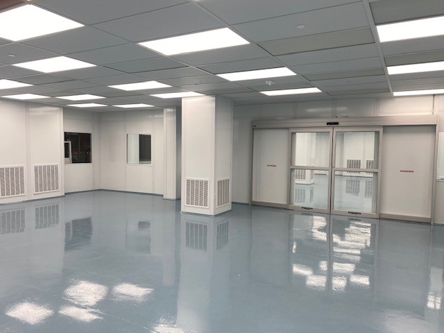 Modular hardwall cleanroom with return air chase