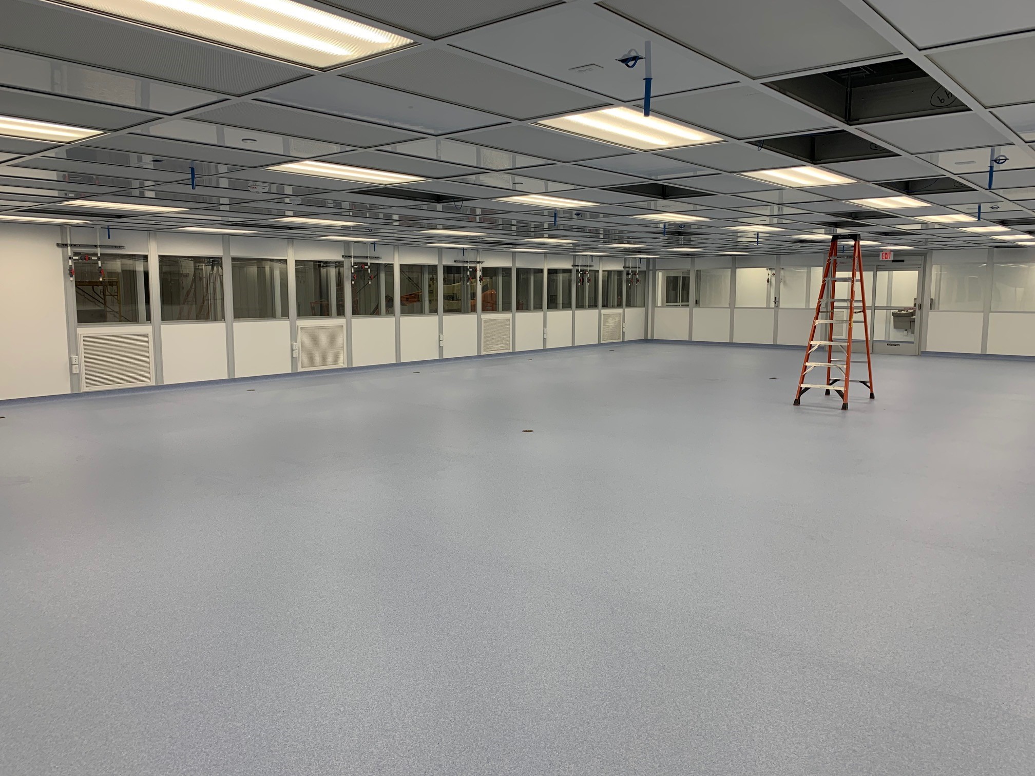 Hardwall cleanroom space for packing